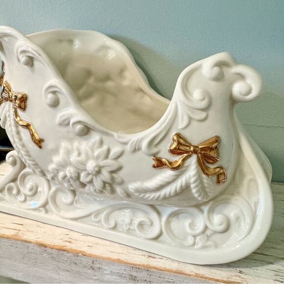 Vintage Ceramic Winter Christmas Sleigh | Elegant Gold Detail - Picture 8 of 8